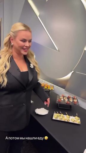 Curvy blonde Russian celebrity gives a mind-blowing webcam show