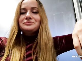 Ersties - Sally B masturbiert auf der Flugzeugtoilette