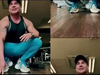 El es un chacal varonil que hace pictures y episodes porno homosexual donde se masturba su pequeño pene