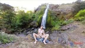 ”Sexy hiker goes solo”