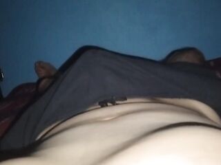 VERGA GRUESA HACIENDO BULTOS EN SHORTS