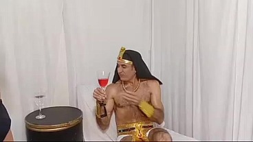 Faraó recebeu na sua sala secreta seus dois súditos fiel para uma festa