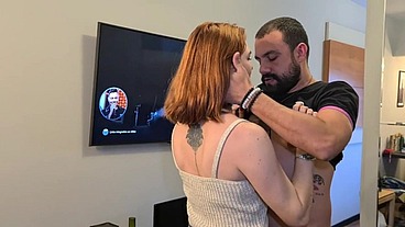 Brincadeira entre amigos vira uma bela troca de casal - A morena da buceta peludinha e a ruiva da bucetinha rosa