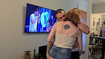 Brincadeira entre amigos vira uma bela troca de casal - A morena da buceta peludinha e a ruiva da bucetinha rosa