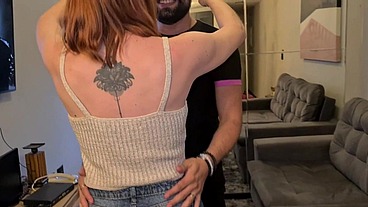 Brincadeira entre amigos vira uma bela troca de casal - A morena da buceta peludinha e a ruiva da bucetinha rosa
