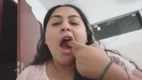 Jugando y estirando mis labios.