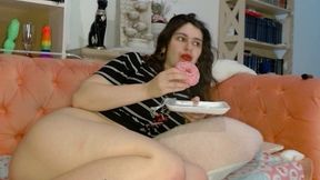 she was eating a donut and ended with anal farting and nasty show