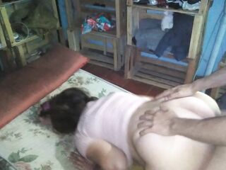 Hermosa chica de vestido rosado es cogida en colchon el piso