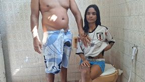 dando o cu no banheiro, com visita em casa