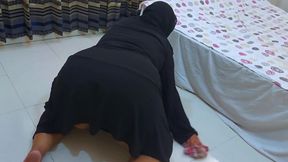 Stepmom Stuck Under Bed &amp; Show Her Big Arab Muslim Ass to Get Anal Fucked From Saudi Kafeel