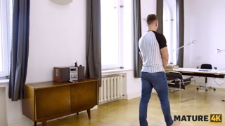 MATURE4K Mature woman of easy virtue is penetrated by so-called IT guy