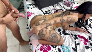 Une ado latina tatouée se fait étirer le cul serré par une grosse queue