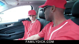 Um negão gostoso fode o professor Justin Stone sem camisinha, dando uma gozada enorme.