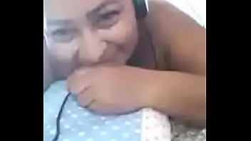 Caiu na net coroa todinha peladinha na cama mostrando a bunda enorme e peitos deliciosos no novinho safado