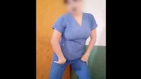 ENFERMERA CON CALENTURA ES LA NUEVA SENSACION DEL HOSPITAL!! SE TOCA LAS TETAS PARA SEDUCIR A SUS SEGUIDORES DE REDES SOCIALES. ES LA MAS SUCIA DEL CONSULTORIO MEDICO. PORNO REAL DE ENFERMERA TETONA