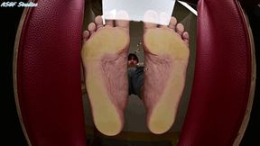 GM SQUASHES tiny crowd under her perfect soles! - MOV