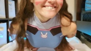 La cosplayeuse de D.Va se pénètre doublement avec des jouets