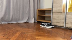 KYLIE IS TRYING ON NICKY’S SHOES THAT ARE TOO SMALL FOR HER BIG FEET - MP4 Mobile Version