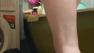 혼자 있는 게이 남성들이 화장실에서 격렬하게 주먹질을 하며 항문을 늘린다.