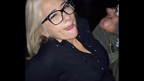 Meu marido se viciou em ver machos me dando porra na boca e na cara. &Eacute_ a terceira vez que ele me leva no cine porno, em menos de uma semana. E eu adorando