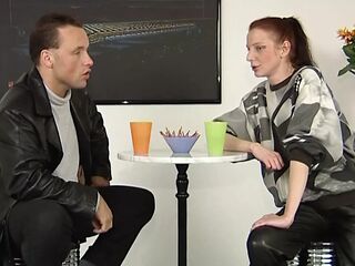 rothaarige steck sich das erste mal sextoy in die muschi