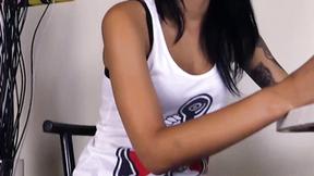 ”Felisja Piana in autoreggenti mostra i piedi e fuma una sigaretta”