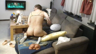 Zelfgemaakte Duitse homo's in netkousen krijgen onbeschermde ejaculatie in hun vagina.