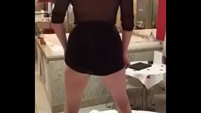 Kelly dan&ccedil_ando funk em cima da cama sem calcinha