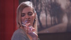 Carly Rae smoking all white 100s and loves to double pump