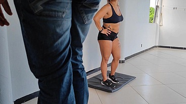 VIZINHO DO APARTAMENTO DE CIMA SE DAR BEM AO VER GOSTOSA FAZER EXERCIOS NA VARANDA DO PREDIO