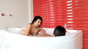 Uff rico ba&ntilde_o caliente en el jacuzzi