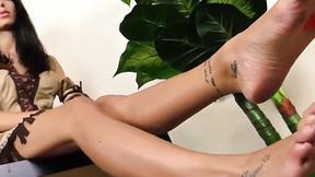 ”L'indiana a piedi nudi tira freccie con le dita dei piedi”