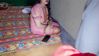 Landlord wants to fuck her tight pussy on exchange of rent. MAKAN MALIK NE KIRAYE K BADLE KYA MANGA