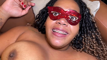 Gordinha casada com marido que sabe (e gosta) que &eacute_ corno, numa suruba na Cuckold House