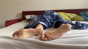 WOMAN’S FEET UNDER THE BLANKET SNORING IN BED - MP4 HD