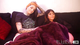 Un ragazzo con un lungo cazzo si gode pompini e gole profonde dalle lesbiche con grandi tette Janice Griffith, Leigh Raven e Raven, poi le scopa a pecorina dopo aver mangiato la figa