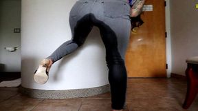 sushii pissing tight jeggings candid omorashi