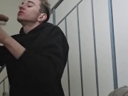два твинка с большими членами не дошли до квартиры и решили поебатся на лестичной плошпадке