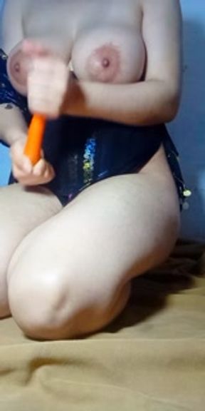بزازلي سخونة بزاااف ،وحلمات ثديي بيشهو ممم😍🍑،مشتهية زب يحويني
