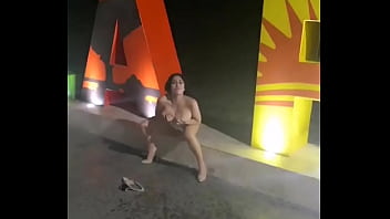 Latina hace Squird en Publico en La Paz
