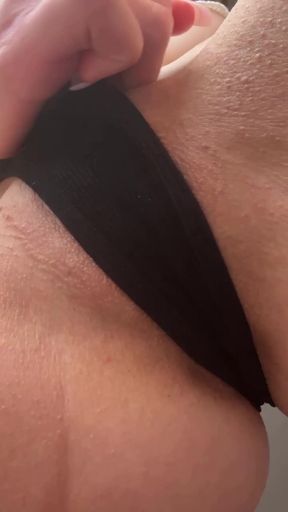 Amateur teen exposes her juicy pussy on OnlyFans