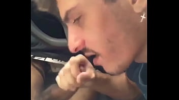 Chupando o pau do meu amigo dentro do carro no meio da pra&ccedil_a