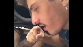 Chupando o pau do meu amigo dentro do carro no meio da pra&ccedil_a