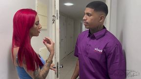 o tecnico da vivo nao resistiu, comeu a casada gostosa e o marido ainda gravou tudo