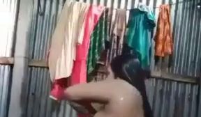 Desi village girl bathing nude video selfie