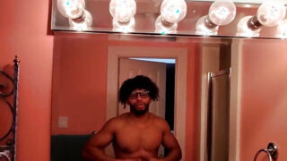 Un negru amator fierbinte din America își mângâie singur pula mare și neagră