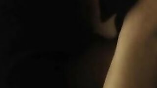 Une noire accepte de baiser dans les cages descaliers bien degueu