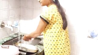 Kamwali Bhabhi Ki Kitchen Me Chudai Kari Malik Ne  Ek Jasoos Ki Kasak!