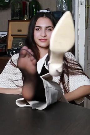 Kerry's Elegant Nylon Soles &amp; High Heel Shoeplay