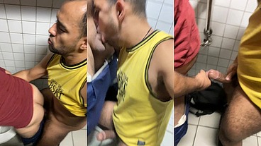 CASADO DEIXOU A ESPOSA ESPERANDO LÁ FORA E ME DEU O CUZINHO NO BOX